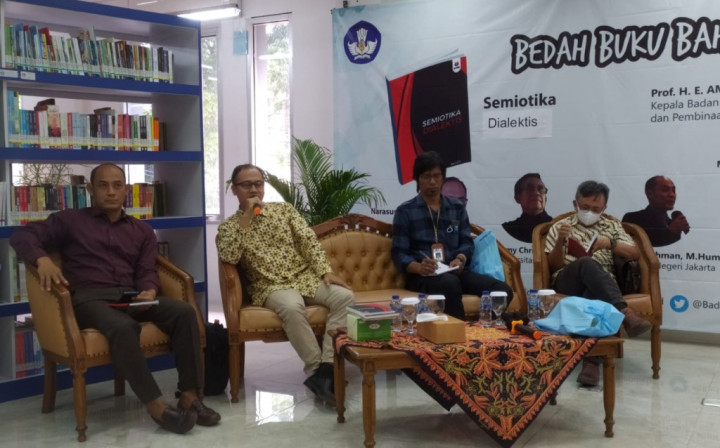 Pertajam Kritik Sastra, Narudin Luncurkan Buku <i>Semiotika Dialektis</i>