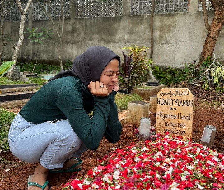 Tantri Kotak Kenang Sosok Mendiang Ayah lewat Sebuah Lagu