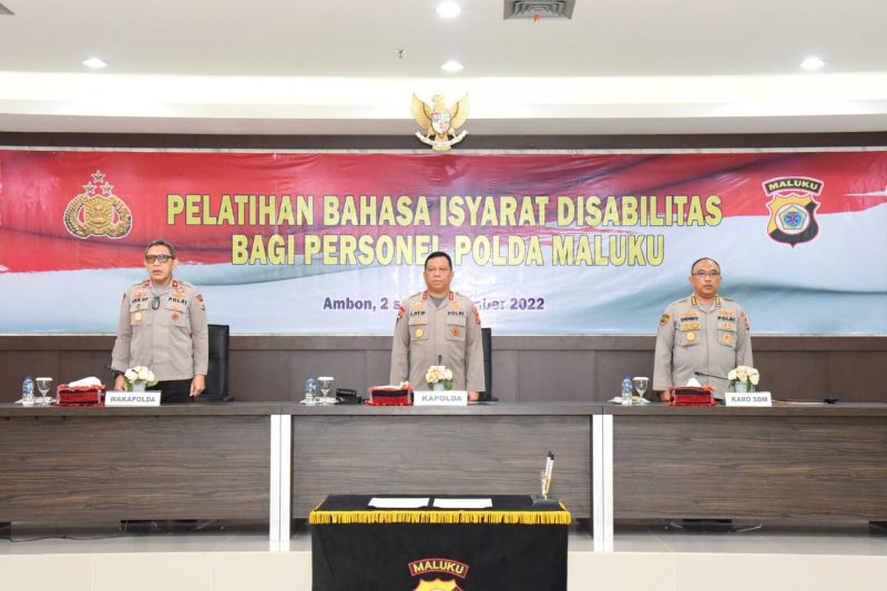  Kepala Polda Maluku, Inspektur Jenderal Polisi Lotharia Latif (tengah), di Markas Polda Maluku, Ambon, Rabu. Antara/ HO-Polda Maluku