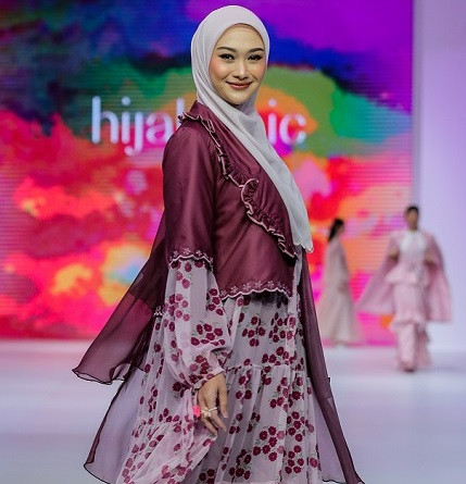 Koleksi 'Opera Pink' HijabChic yang dipamerkan di Jakarta Fashion Week 2023. (Foto: Dok. HijabChic)