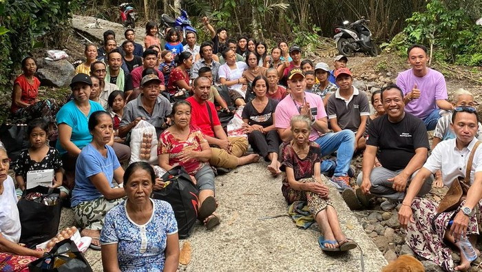 Bertrand Antolin Terjun Langsung Bantu Korban Banjir dan Longsor di Bali