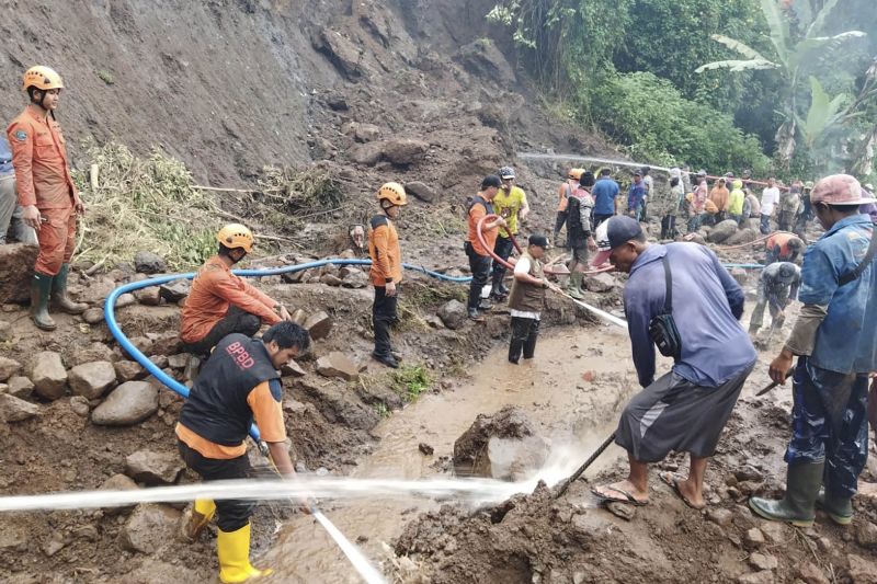 Korban Tertimbun Longsor di Malang Ditemukan Meninggal