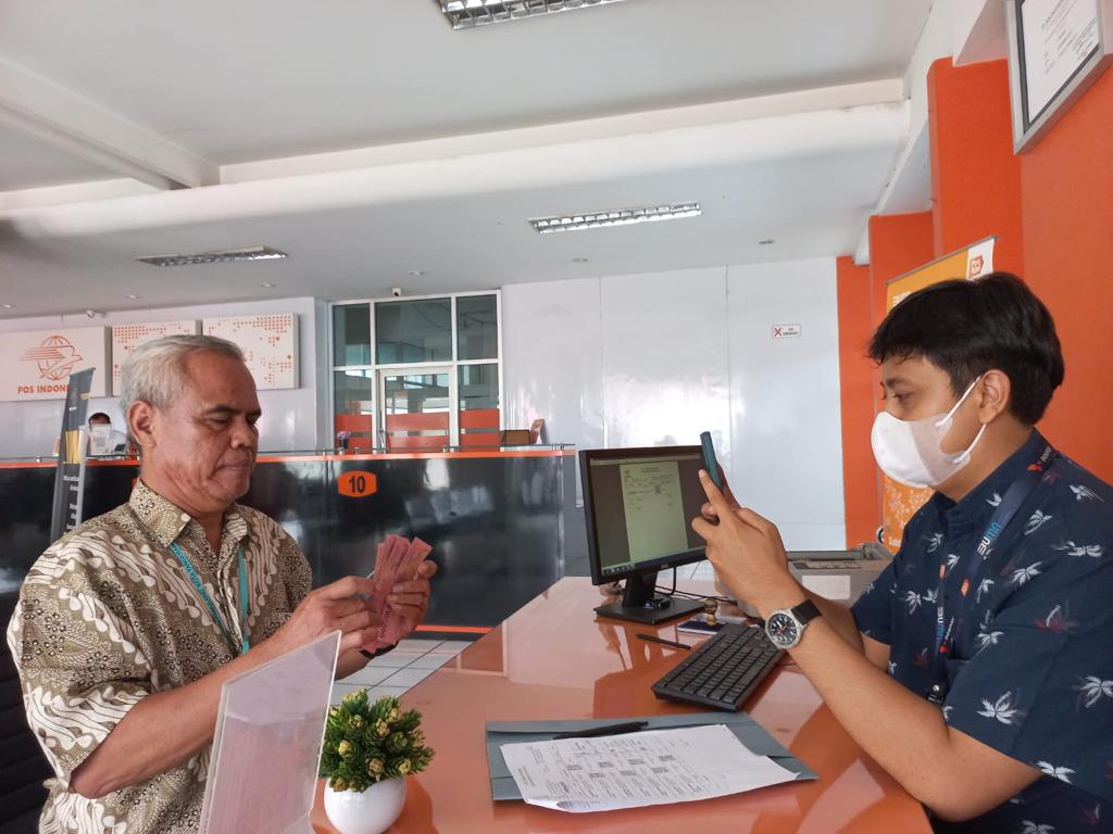 PT Pos Indonesia menyalurkan Bantuan Subsidi Upah (BSU) kepada 3,6 juta penerima yang terdata sebagai pekerja di seluruh Indonesia (Foto:Dok.Renjana Pictures/Febri)