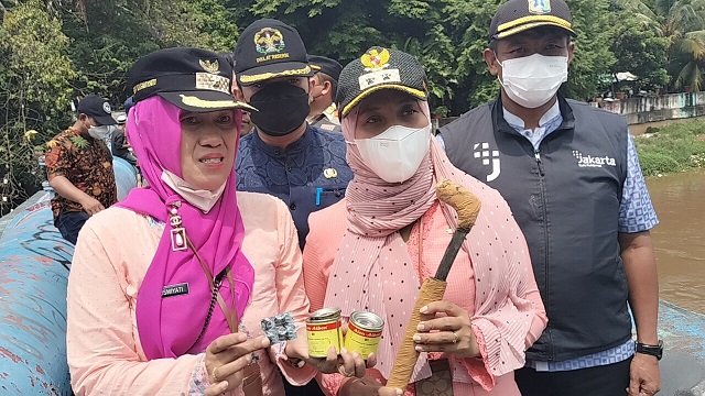 Razia Gelandangan di Tanah Abang, Petugas Temukan Senjata Tajam hingga Obat Penenang