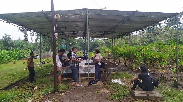 Proses Autopsi Korban Tragedi Kanjuruhan Dilakukan Langsung di Pemakaman