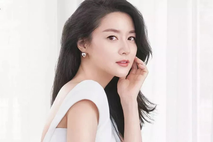 Lee Young Ae Bantu Korban Warga Negara Asing di Tragedi Itaewon