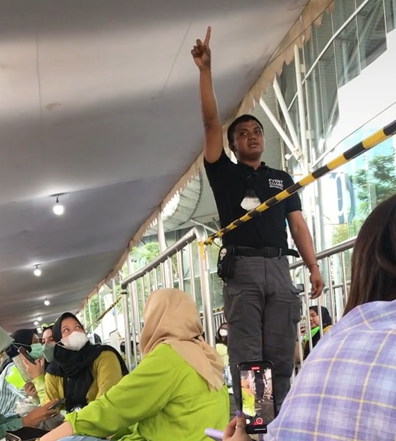 Viral Video Petugas Keamanan Minta Fans NCT 127 Tertib di Konser Hari ke-2, Netizen: <i>Kamsahamnida</i>