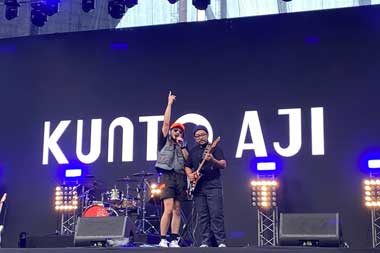 Kunto Aji Sebal dengan Gitarisnya Karena Sering Tirukan Alif TikTok