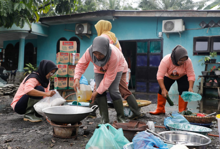 Korban Banjir Langkat Dapat Bantuan Paket Makanan dari Relawan Ganjar