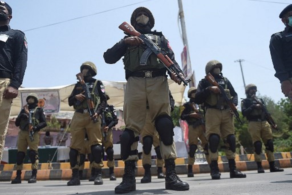 Sekelompok polisi berbaris di Karachi, Pakistan. (Rizwan TABASSUM / AFP)