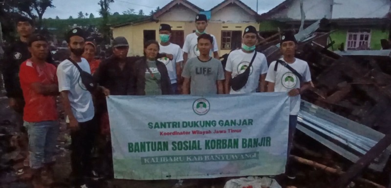 Santri Distribusikan Bantuan ke Warga Terdampak Banjir di Banyuwangi