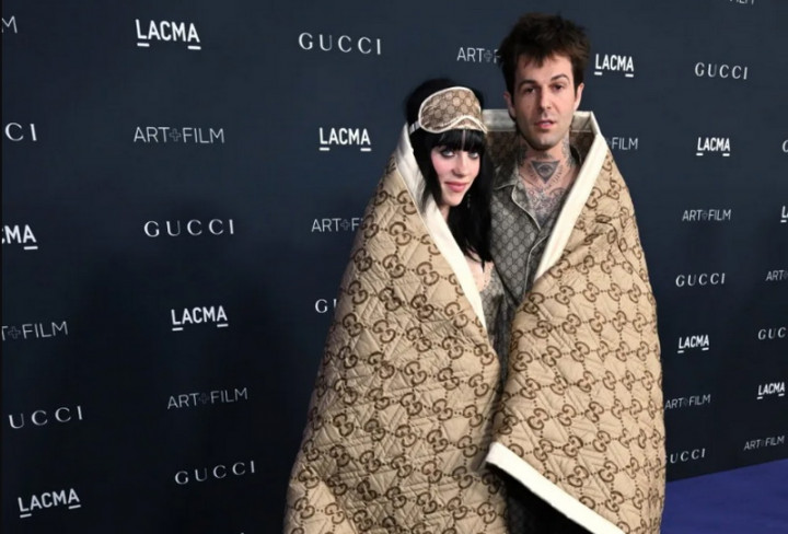 Billie Eilish dan Jesse Rutherford Pamer Kemesraan Selimutan Bareng