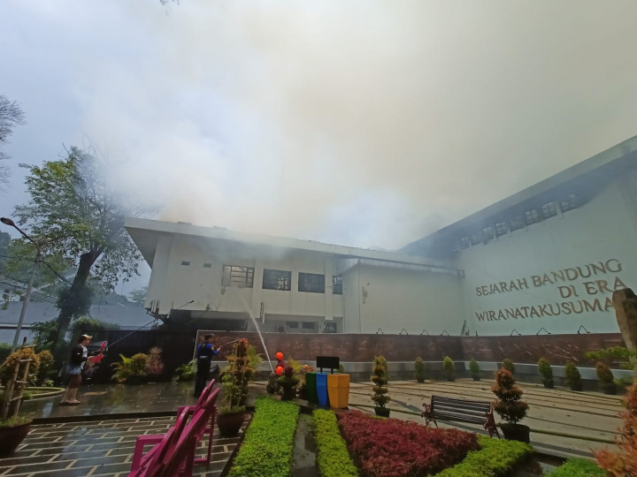 Kebakaran Gedung Bappelitbang Kota Bandung Berangsur Padam