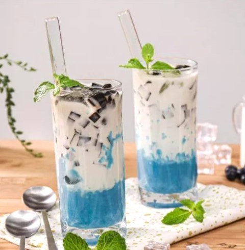 Ini resep es bucin, yaitu bluberi campur dengan cincau. (Foto: Dok. Endeus TV)