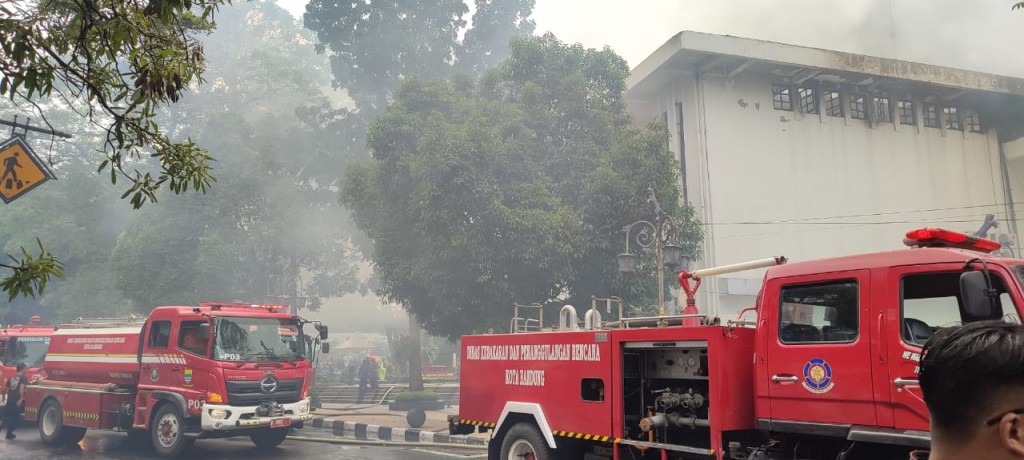 Populer Daerah: Gedung Balai Kota Bandung Terbakar Hingga Pemeran Adegan Syur Kebaya Merah Ditangkap