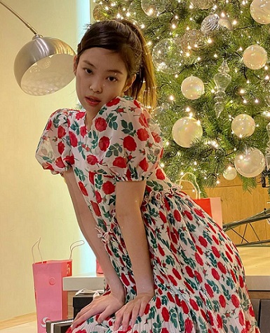 Gaya Modis Jennie Blackpink, Pakai Outfit Motif Bunga hingga Pattern Abstrak