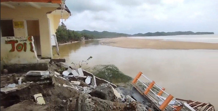 Abrasi Pantai Pacitan Sejumlah Bangunan Hancur