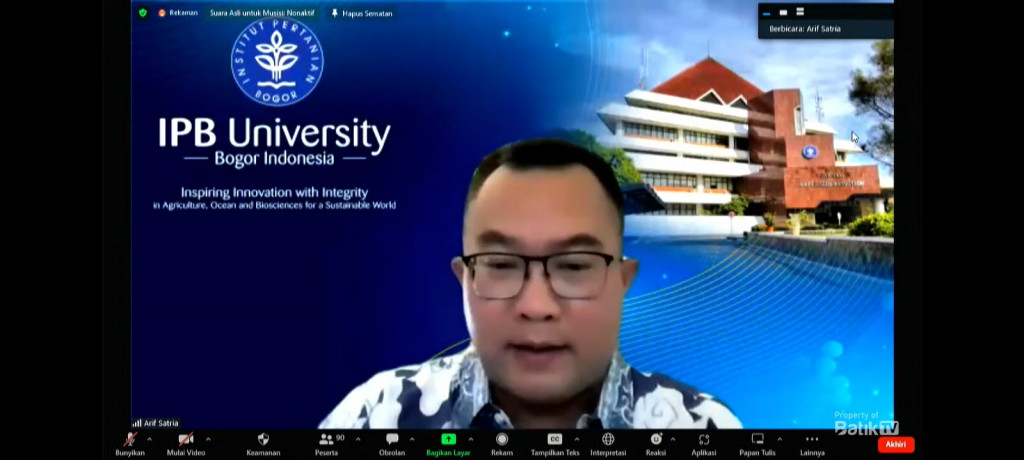 Rektor IPB Arif Satria dalam Seminar Nasional Pendidikan 2022 Ta’sis ke-80 Ma’had Islam Pekalongan. DOK IPB