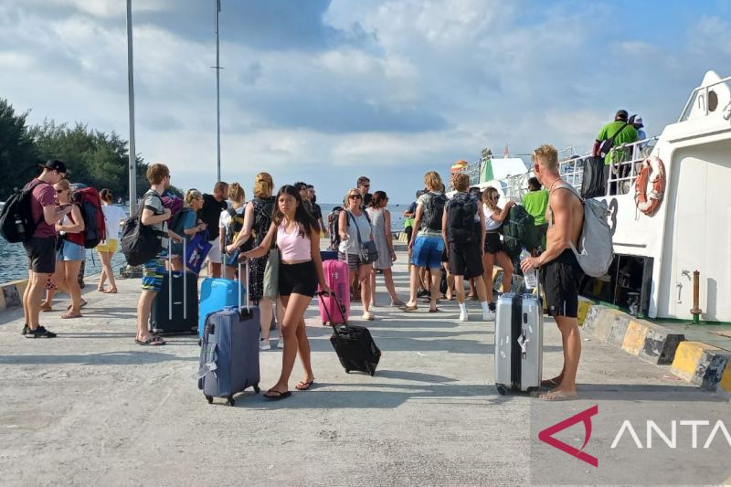 Para wisatawan mancanegara turun dari kapal cepat di dermaga Pelabuhan Gili Trawangan, Kabupaten Lombok Utara, Nusa Tenggara Barat. Antara/ Awaludin