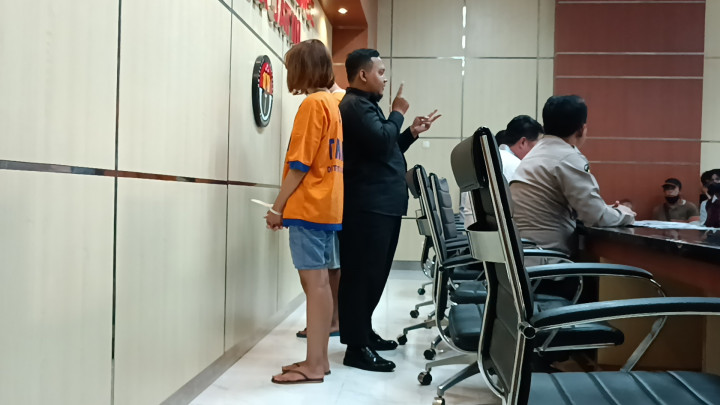 Rekam 92 Video Porno, Pasangan Kebaya Merah Pernah Buat '3 in 1'