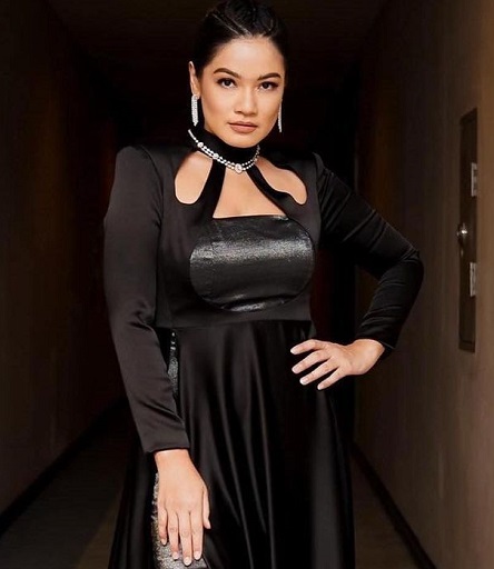 Gaya Anggun Selebriti Kenakan Gaun Stuart Weitzman di Momen Red Carpet Gala Premier