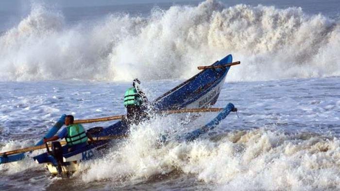 Waspada! Gelombang Laut 4 Meter di Pesisir Selatan Jatim