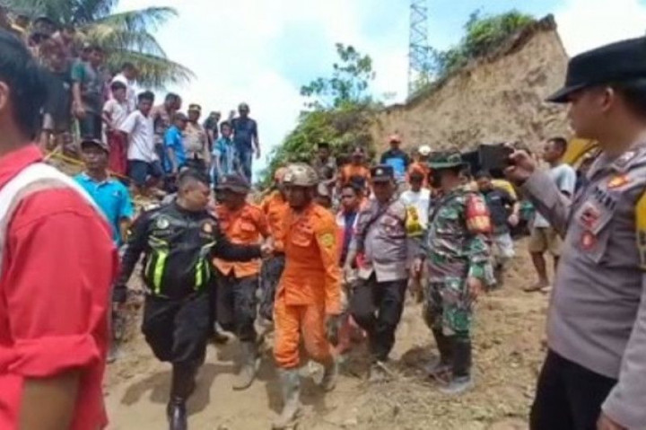 4 Warga yang Tertimbun Longsor di Agam Ditemukan