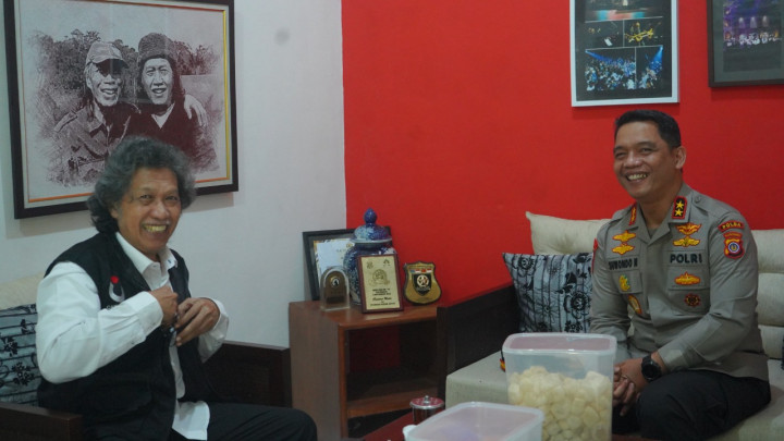 Cak Nun Ingatkan Polisi Harus Terima Kritik Masyarakat