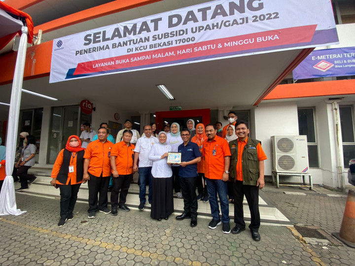 Di Kantorpos Bekasi, Menaker Apresiasi Kerja Cepat Pos Indonesia Salurkan BSU