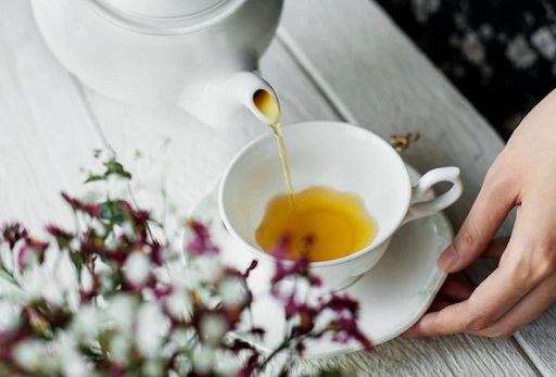 3 Alasan Kamu Tidak Boleh Minum Teh Hangat saat Perut Kosong