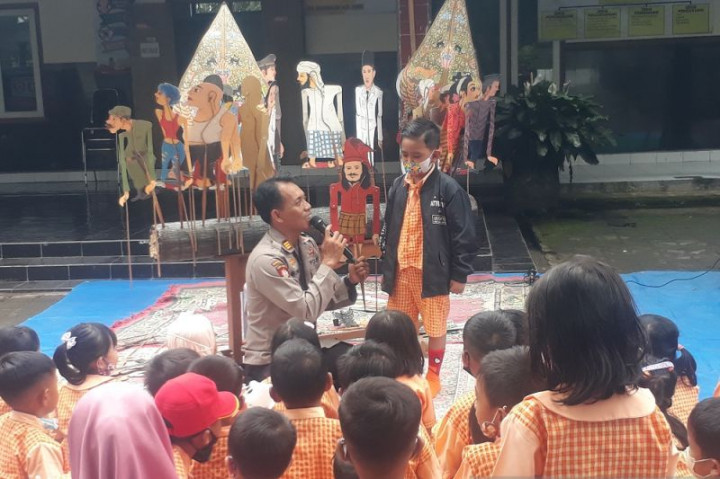 Cara Unik Kapolsek Pare Kediri Kenalkan Sosok Pahlawan Lewat Wayang