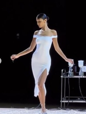 Inovasi Fesyen, Bella Hadid Pakai Gaun Semprot Futuristik di Paris Fashion Week 2022