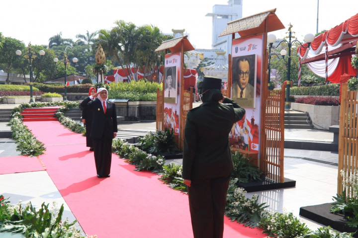 Khofifah Ajak Warga Maknai Hari Pahlawan Membangun Karakter dan Mental