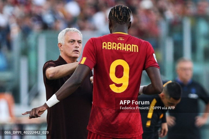 Penampilan Abraham Menurun, Mourinho Lepas Tangan