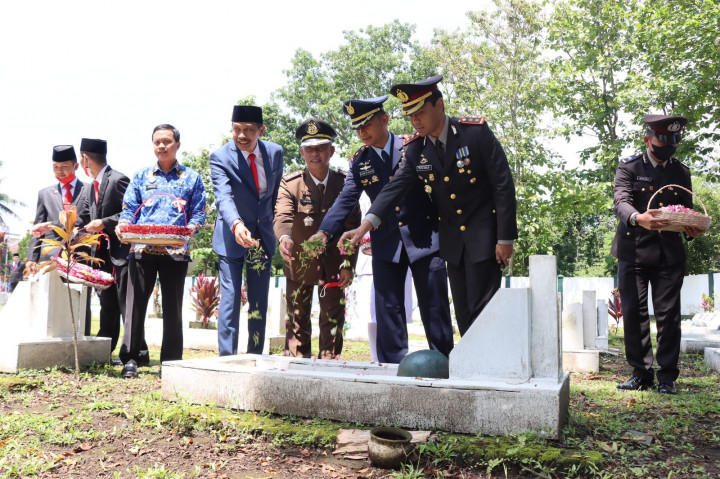 Hari Pahlawan, Pejabat Pemkab Malang <i>Nyekar</i> ke TMP Kepanjen