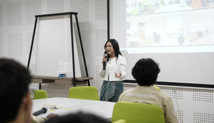 Bicara Soal Relasi Media dan Selebritas, Prilly Latuconsina Kembali Jadi Dosen di UGM