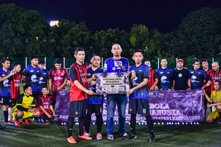 Komunitas Sepak Bola Jurnalis Serahkan Donasi ke Korban Tragedi Kanjuruhan