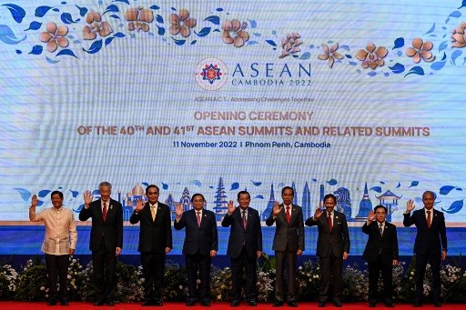 Para pemimpin ASEAN dalam pertemuan KTT ASEAN di Phnom Penh, Kamboja. Foto: AFP