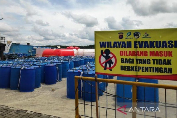 3 Truk Berhasil Dikeluarkan dari Lambung KM Satya Kencana yang Karam