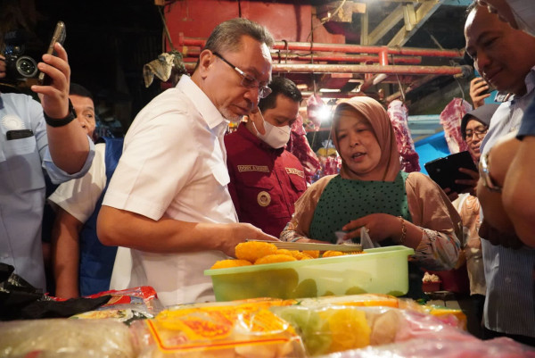 Menteri Perdagangan Zulkifli Hasan (Zulhas) inspeksi mendadak (sidak) harga barang kebutuhan pokok di Pasar Tanjungsari, Sumedang, Jawa Barat. Dok. Istimewa