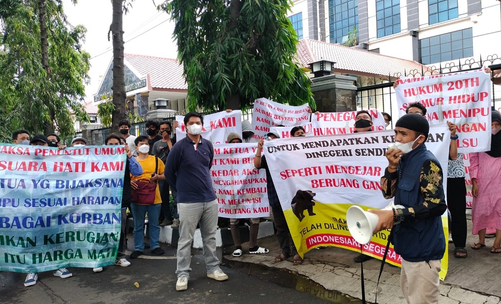 Puluhan orang dari korban kasus investasi bodong trading binary option Binomo yang menjerat Indra Kesuma alias Indra Kenz menggeruduk Pengadilan Negeri (PN) Tangerang.