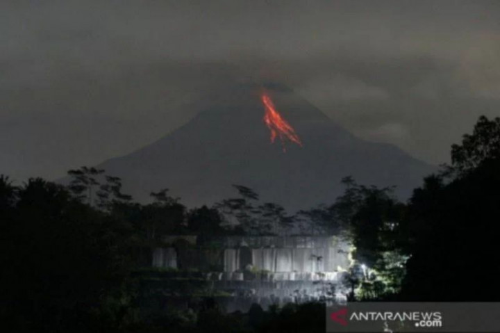 5 Bulan Tertidur, Gunung Merapi Kembali Muntahkan Awan Panas Sejauh 1 Km