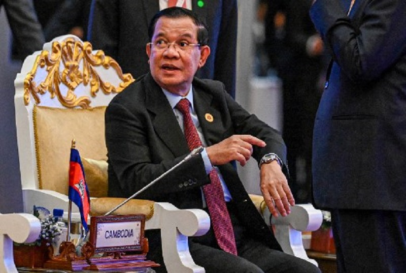 Perdana Menteri Kamboja Hun Sen bagi-bagi jam tangan ke pemimpin dunia. Foto: AFP