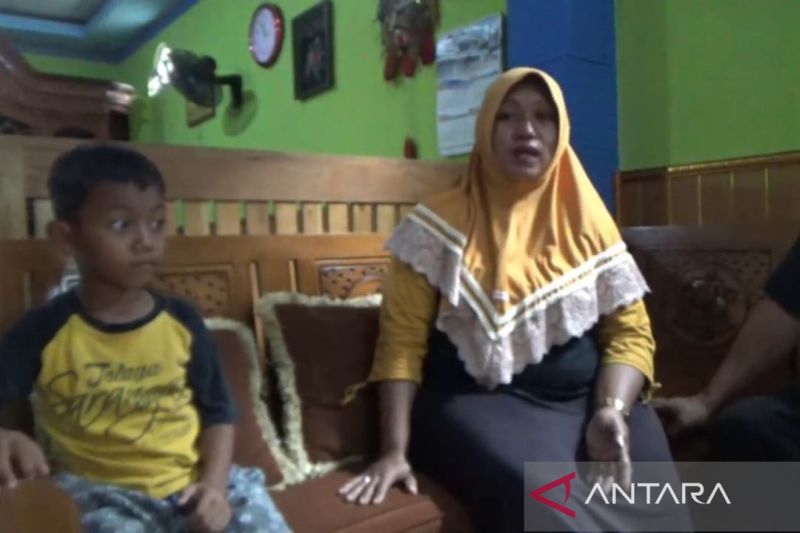 Warga Desa Keras Wetan, Kecamatan Geneng, Kabupaten Ngawi, Jatim, terserang penyakit chikungunya. ANTARA/Louis Rika