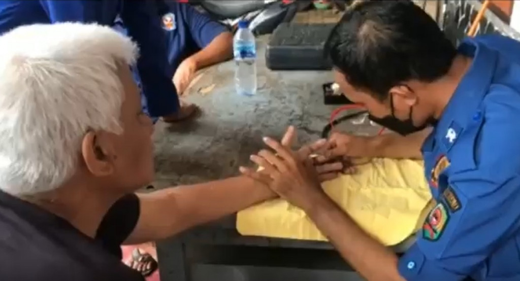 Panik! Cincin Tak Bisa Lepas Hingga Tangan Bengkak, Kakek di Trenggalek Datangi Pemadam Kebakaran