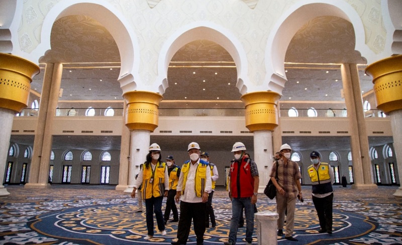 Menteri PUPR Basuki Hadimuljono meninjau Masjid Sheikh Zayed Solo. Foto: Kementerian PUPR