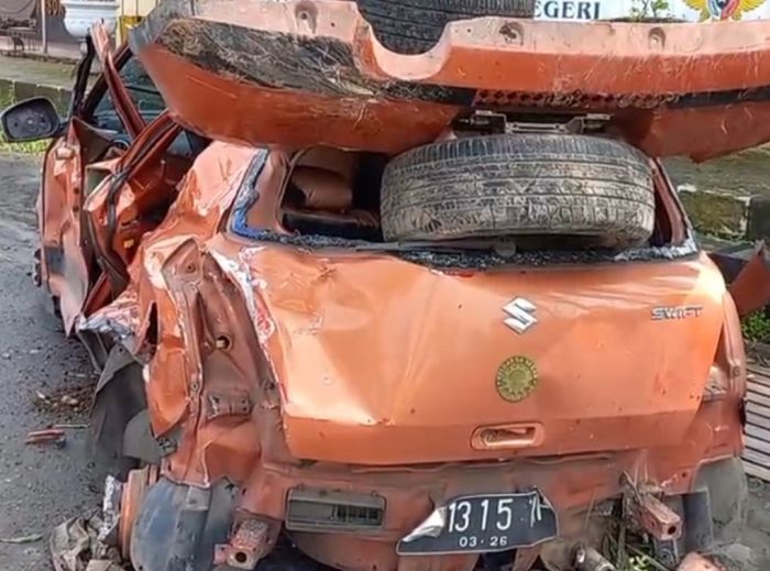 Mobil Ditabrak KA di Perlintasan Tanpa Palang Pintu, 2 Meninggal