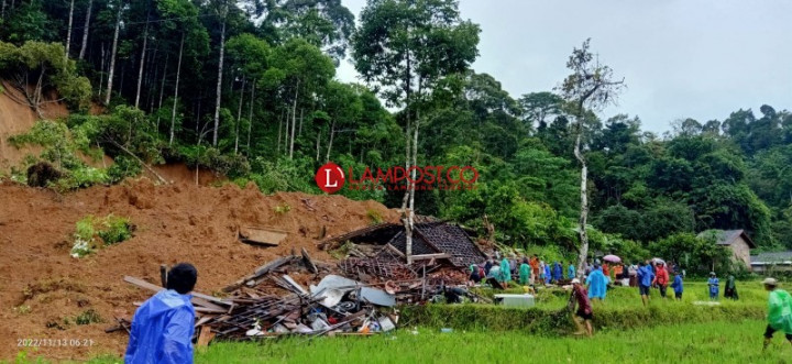 Sekeluarga di Pesisir Barat Lampung Tewas Tertimbun Longsor
