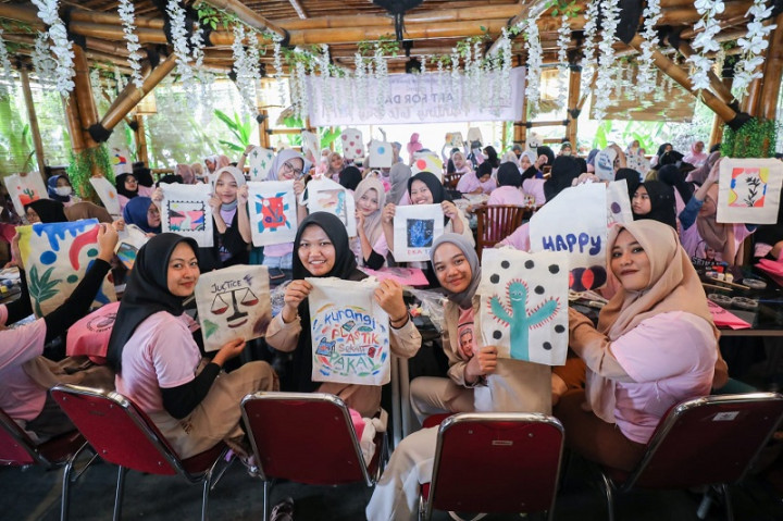 Kreativitas Perempuan di Jabar Diasah Melalui <i>Painting Tote Bag</i>