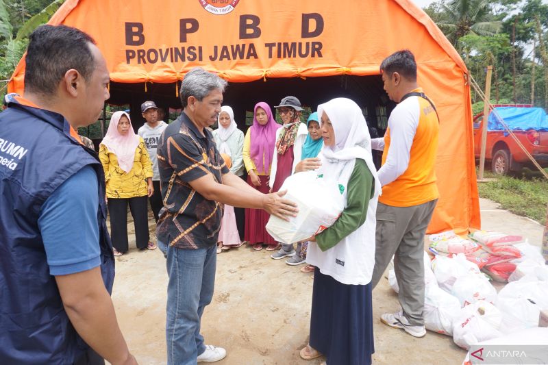 Pengungsi Tanah Gerak di Trenggalek Dapat Tenda Darurat